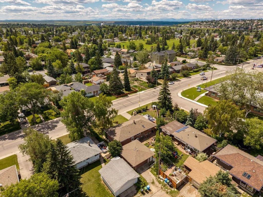 4528 26 Avenue SW Calgary AB T3E 0P9