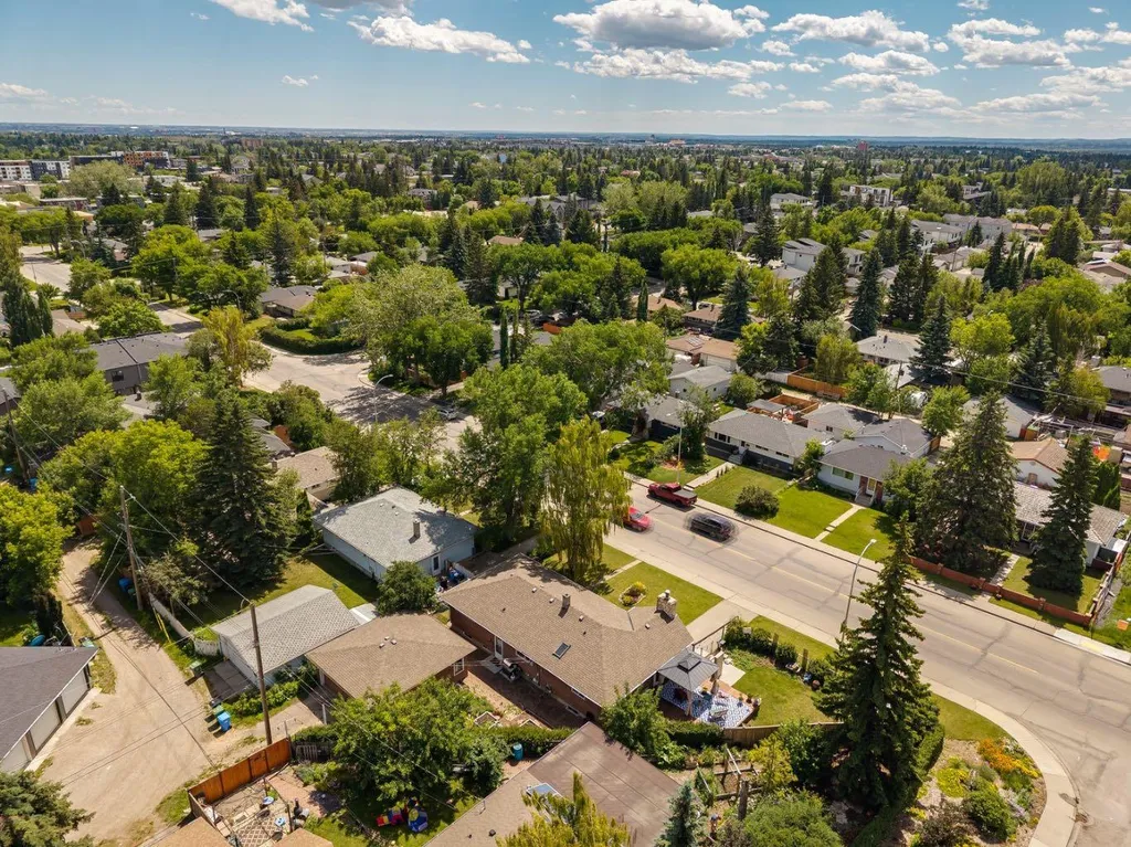 4528 26 Avenue SW Calgary AB T3E 0P9