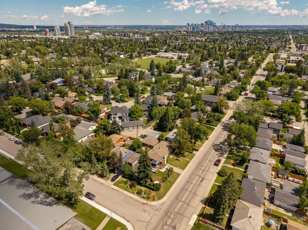 4528 26 Avenue SW Calgary AB T3E 0P9
