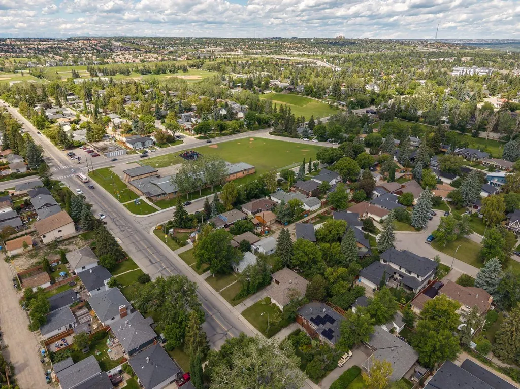 4528 26 Avenue SW Calgary AB T3E 0P9