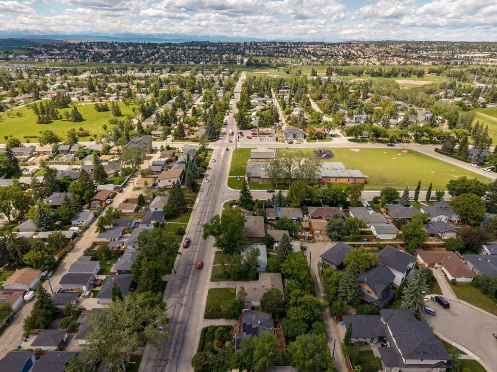 4528 26 Avenue SW Calgary AB T3E 0P9