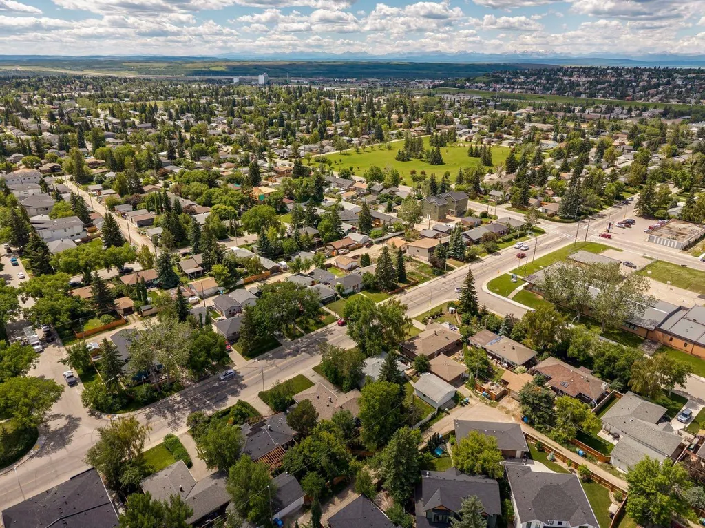 4528 26 Avenue SW Calgary AB T3E 0P9