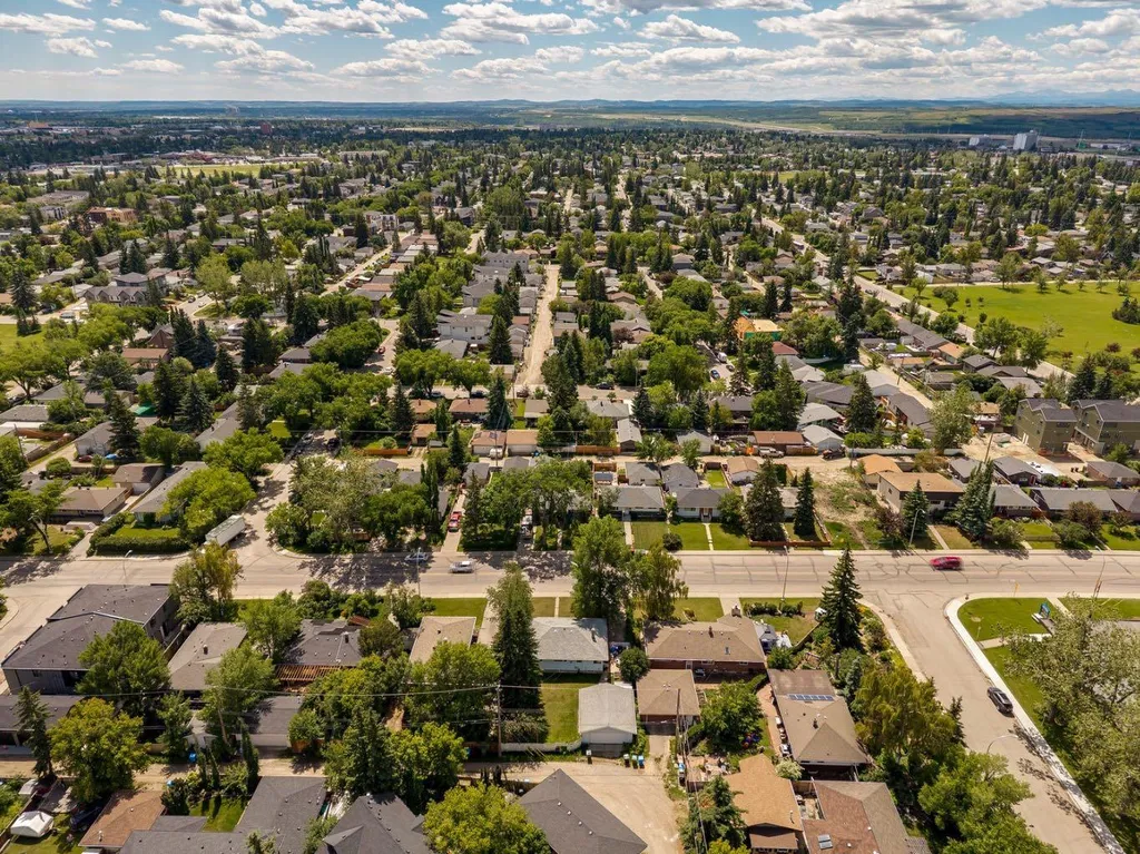 4528 26 Avenue SW Calgary AB T3E 0P9