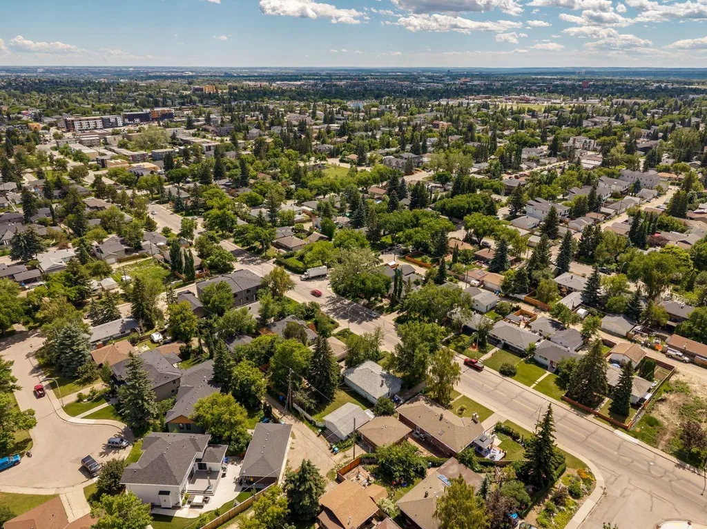 4528 26 Avenue SW Calgary AB T3E 0P9