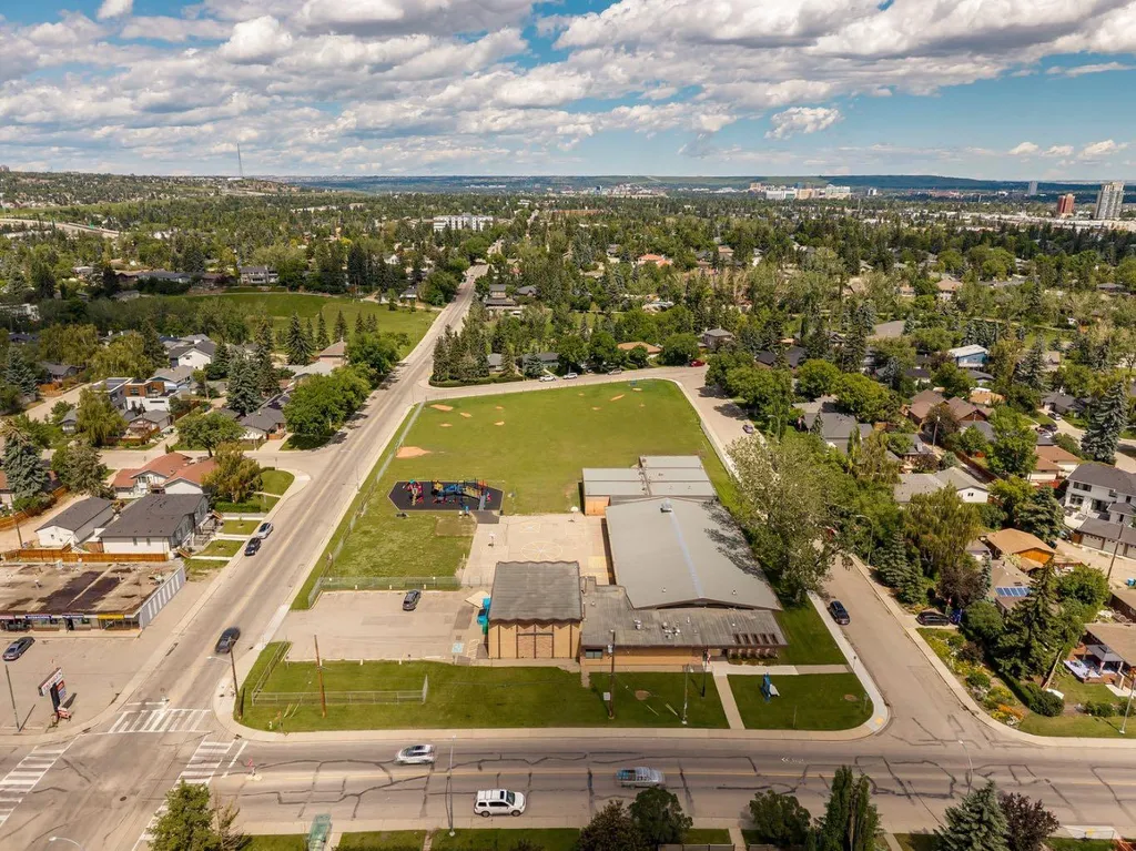 4528 26 Avenue SW Calgary AB T3E 0P9