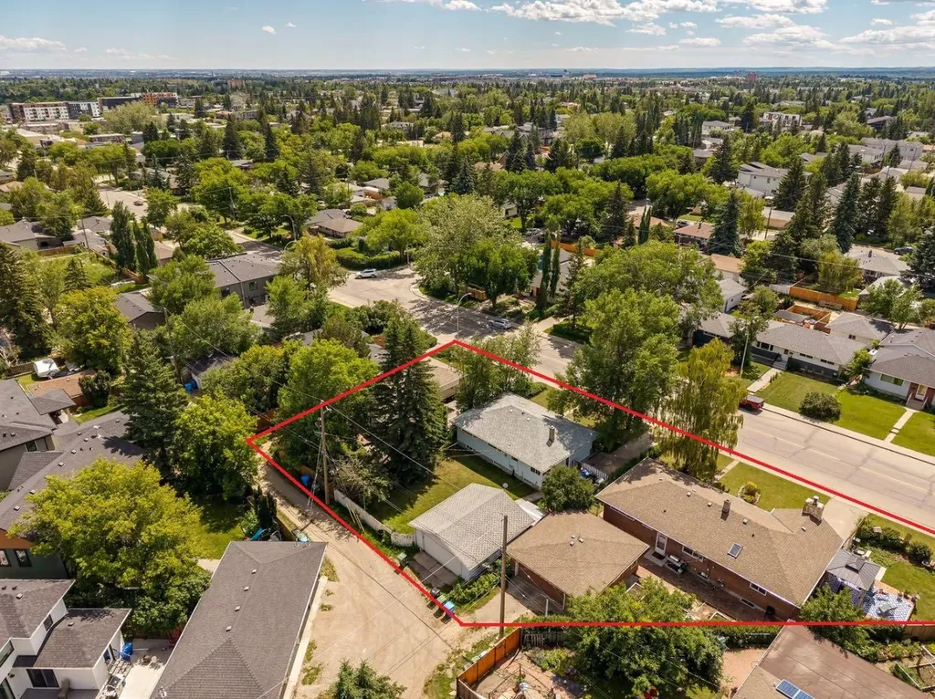 4528 26 Avenue SW Calgary AB T3E 0P9