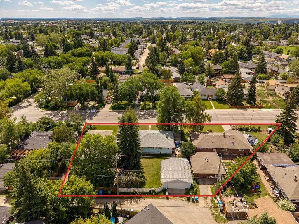 4528 26 Avenue SW Calgary AB T3E 0P9
