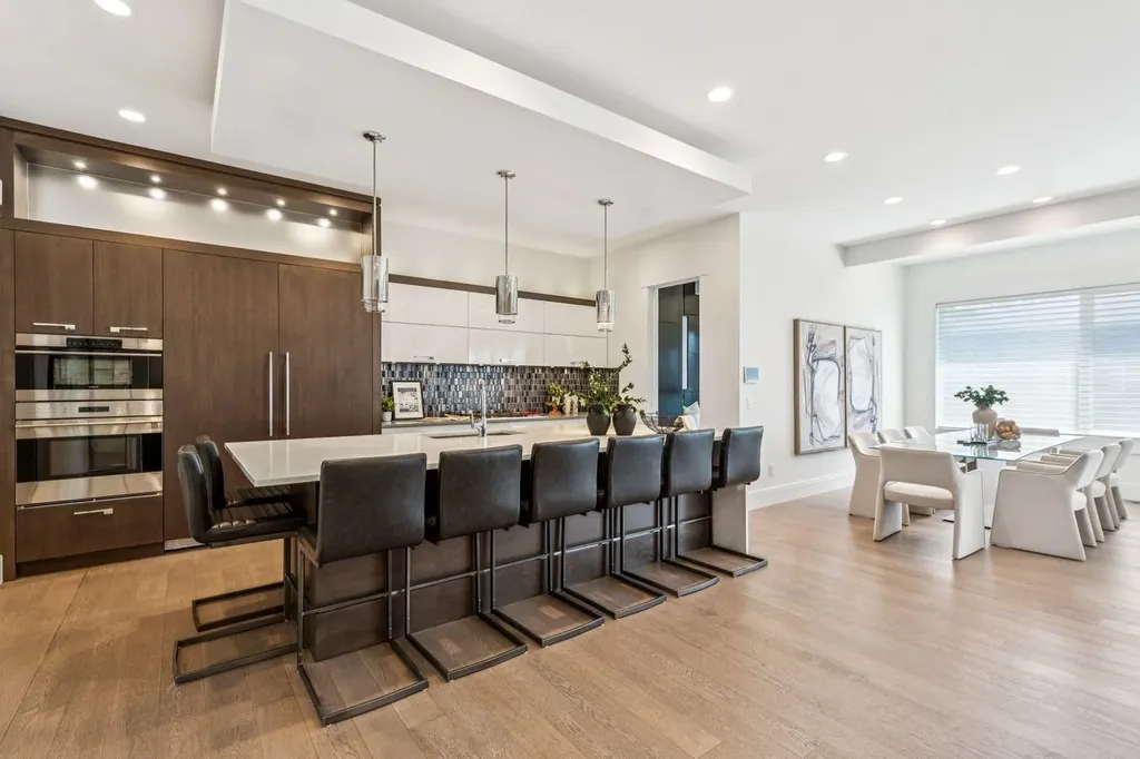 2221 7 Avenue NW Calgary AB T2N 0X9