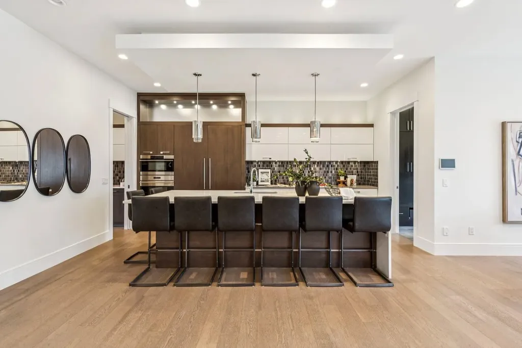 2221 7 Avenue NW Calgary AB T2N 0X9
