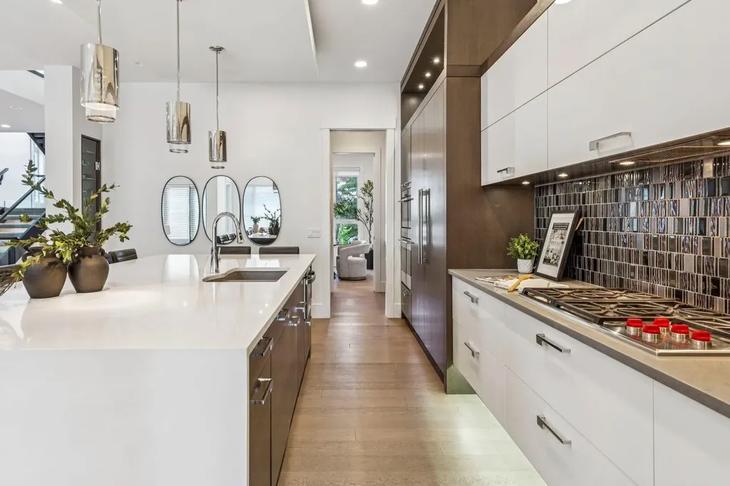 2221 7 Avenue NW Calgary AB T2N 0X9