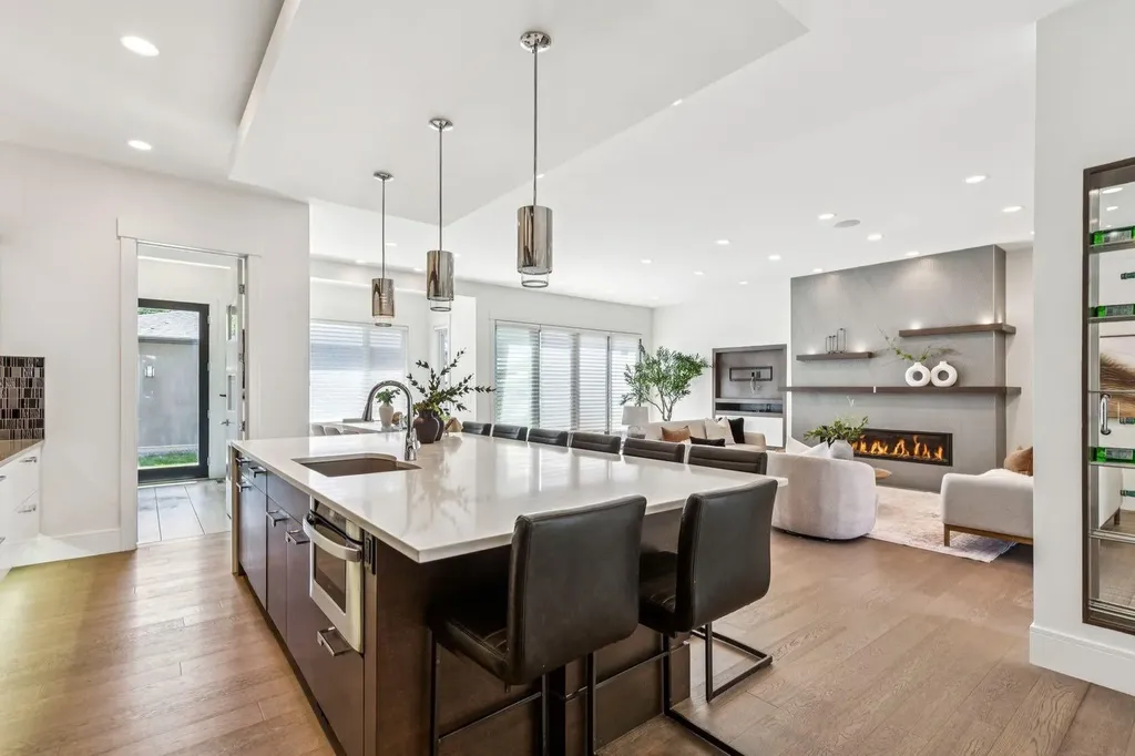 2221 7 Avenue NW Calgary AB T2N 0X9