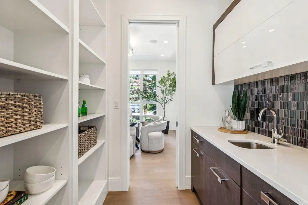 2221 7 Avenue NW Calgary AB T2N 0X9