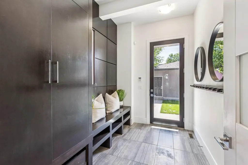 2221 7 Avenue NW Calgary AB T2N 0X9