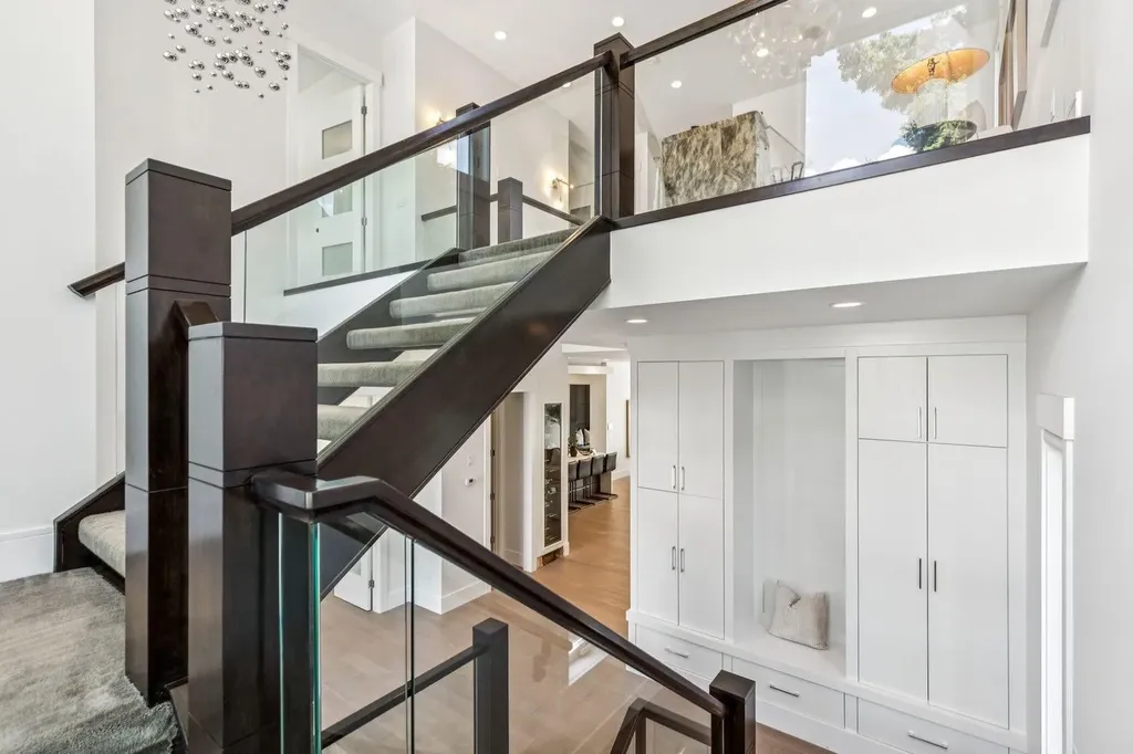 2221 7 Avenue NW Calgary AB T2N 0X9
