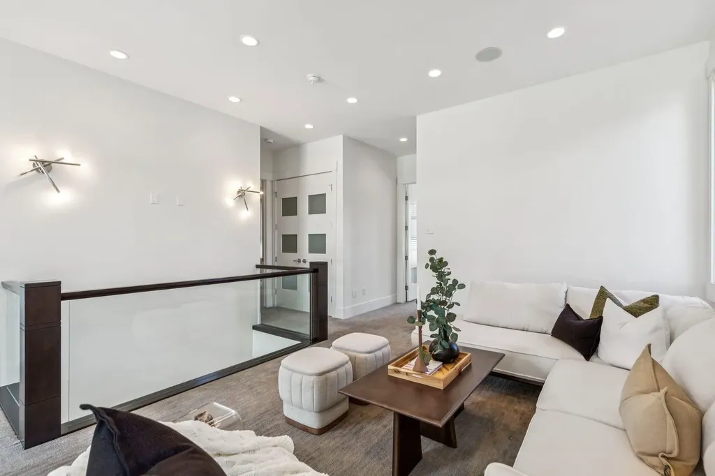 2221 7 Avenue NW Calgary AB T2N 0X9