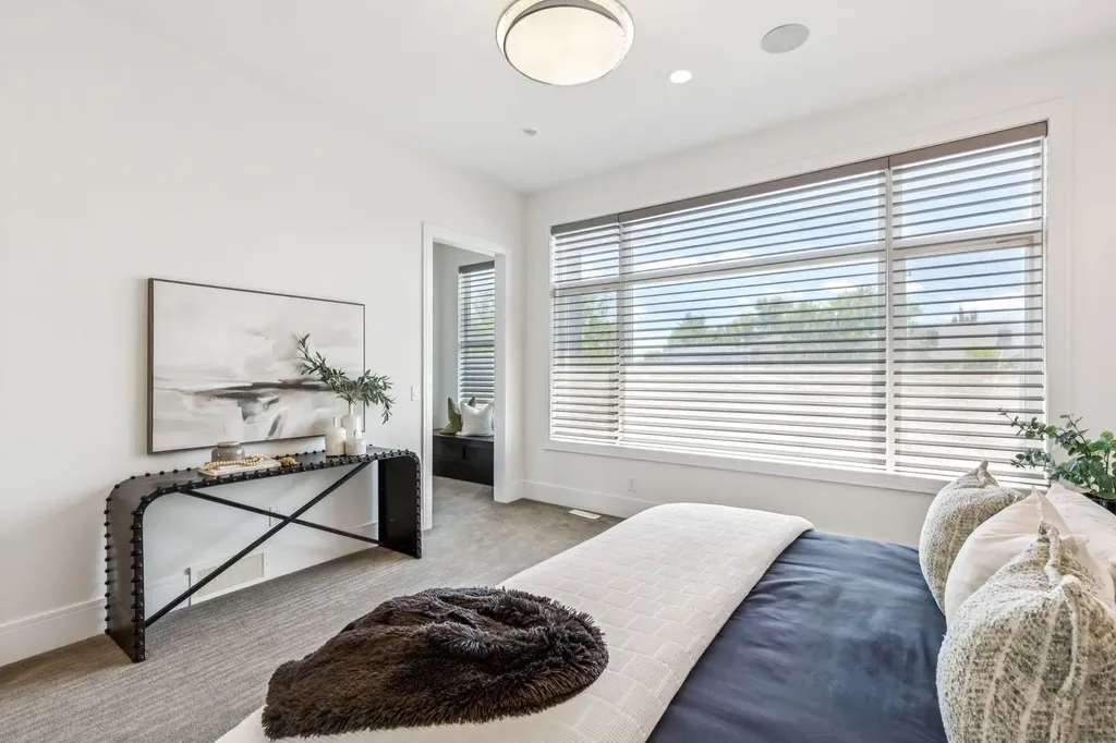 2221 7 Avenue NW Calgary AB T2N 0X9