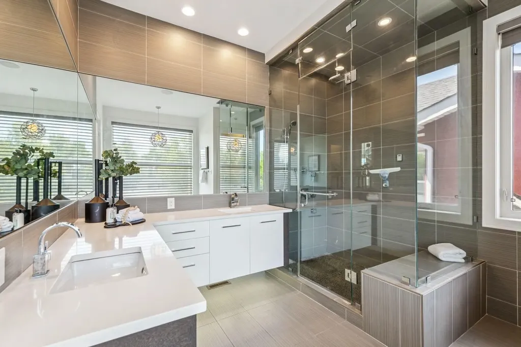2221 7 Avenue NW Calgary AB T2N 0X9