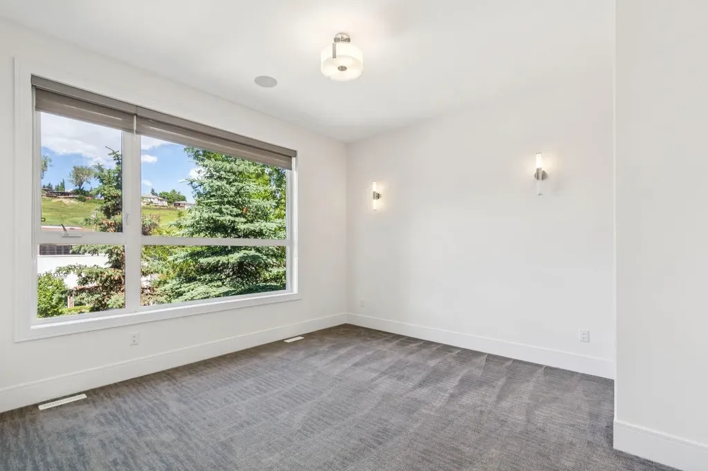 2221 7 Avenue NW Calgary AB T2N 0X9