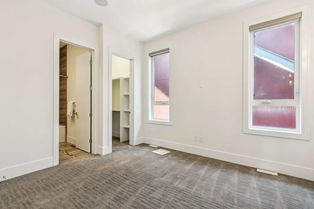 2221 7 Avenue NW Calgary AB T2N 0X9