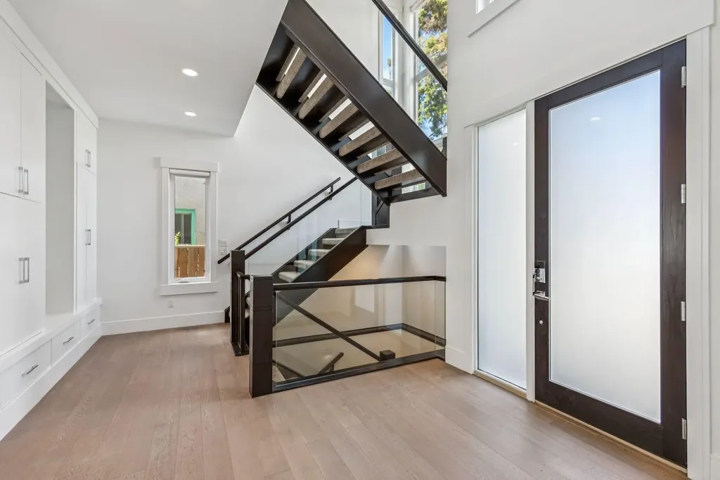 2221 7 Avenue NW Calgary AB T2N 0X9