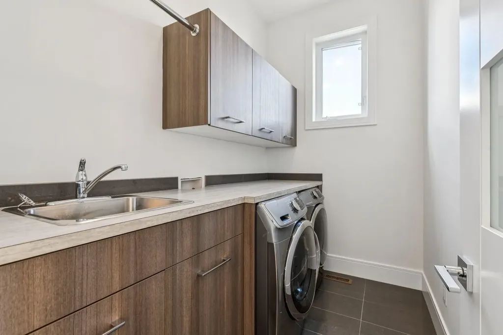 2221 7 Avenue NW Calgary AB T2N 0X9