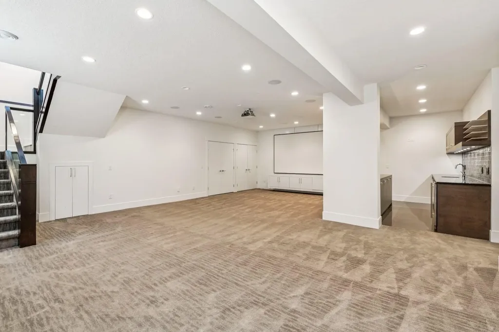 2221 7 Avenue NW Calgary AB T2N 0X9
