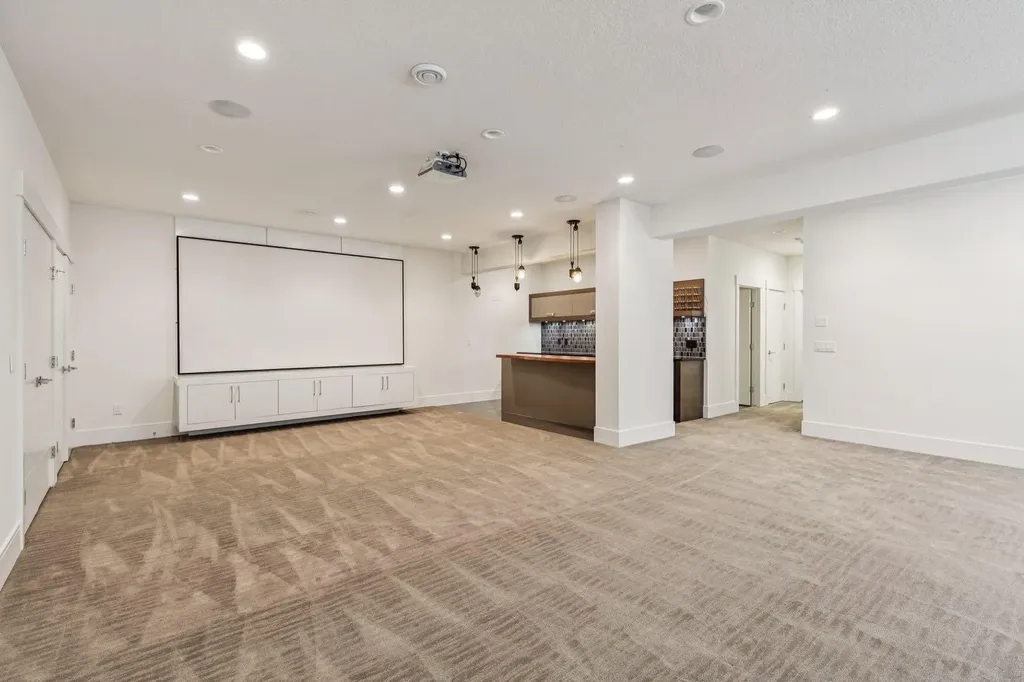 2221 7 Avenue NW Calgary AB T2N 0X9