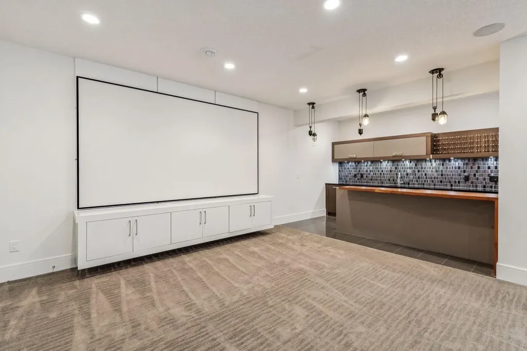 2221 7 Avenue NW Calgary AB T2N 0X9