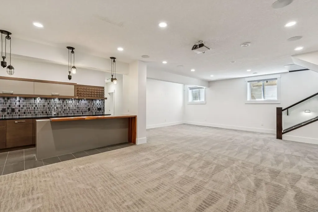 2221 7 Avenue NW Calgary AB T2N 0X9