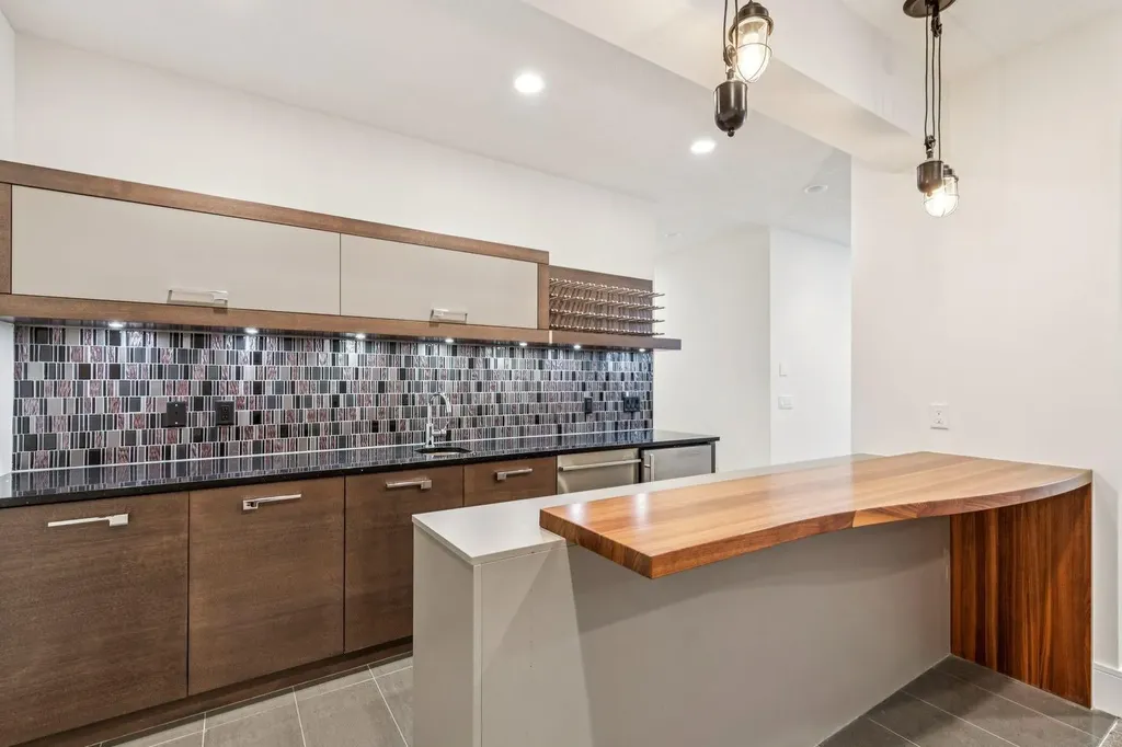 2221 7 Avenue NW Calgary AB T2N 0X9