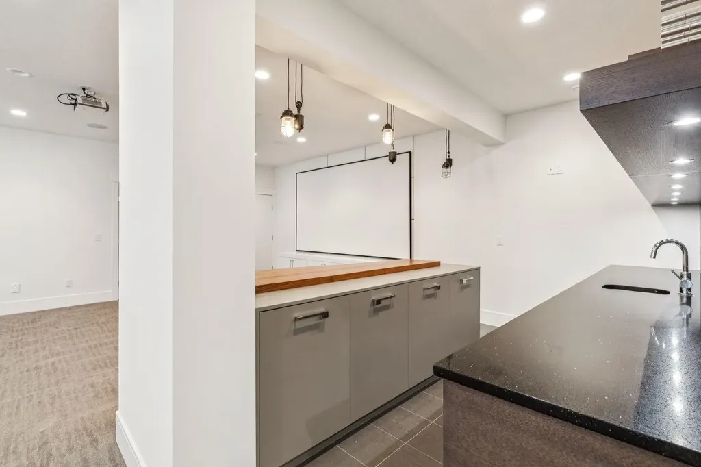 2221 7 Avenue NW Calgary AB T2N 0X9