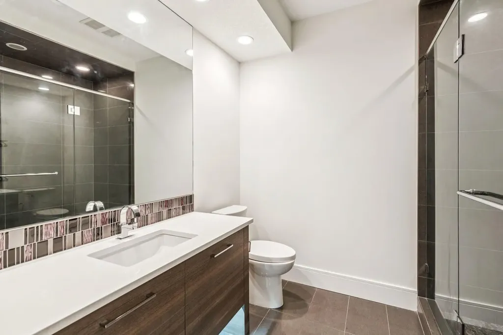 2221 7 Avenue NW Calgary AB T2N 0X9