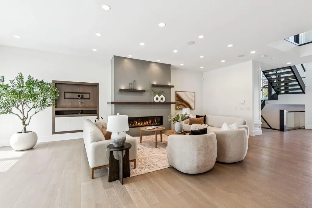 2221 7 Avenue NW Calgary AB T2N 0X9