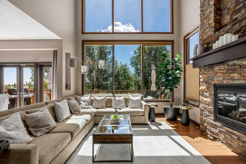 156 Everoak Close SW Calgary AB T2Y 0C2