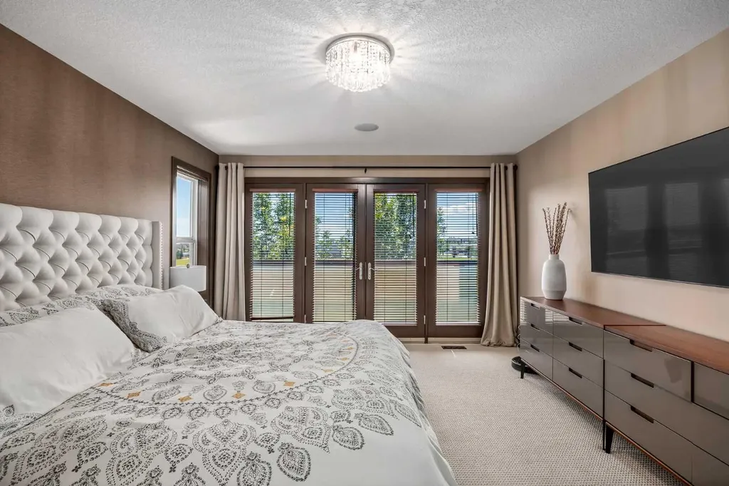 156 Everoak Close SW Calgary AB T2Y 0C2