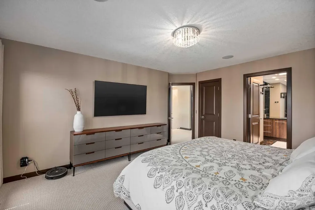 156 Everoak Close SW Calgary AB T2Y 0C2