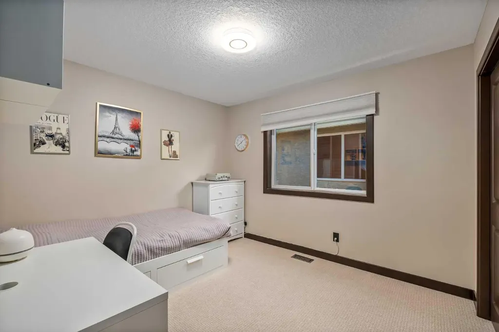 156 Everoak Close SW Calgary AB T2Y 0C2