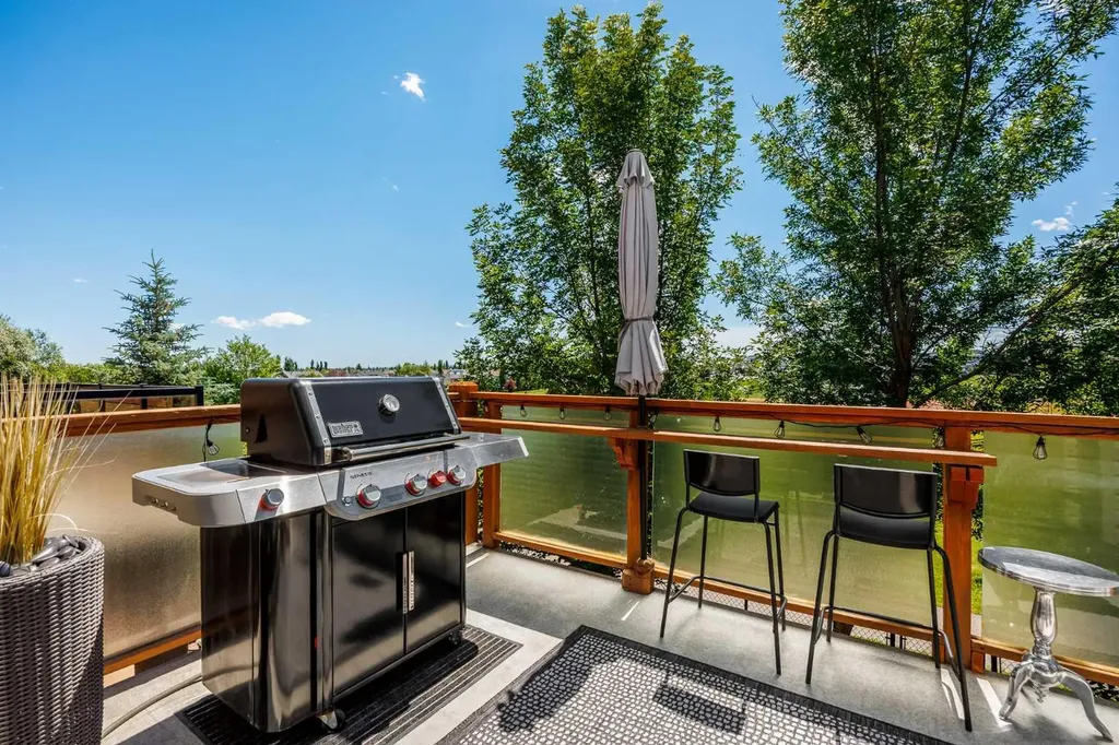 156 Everoak Close SW Calgary AB T2Y 0C2