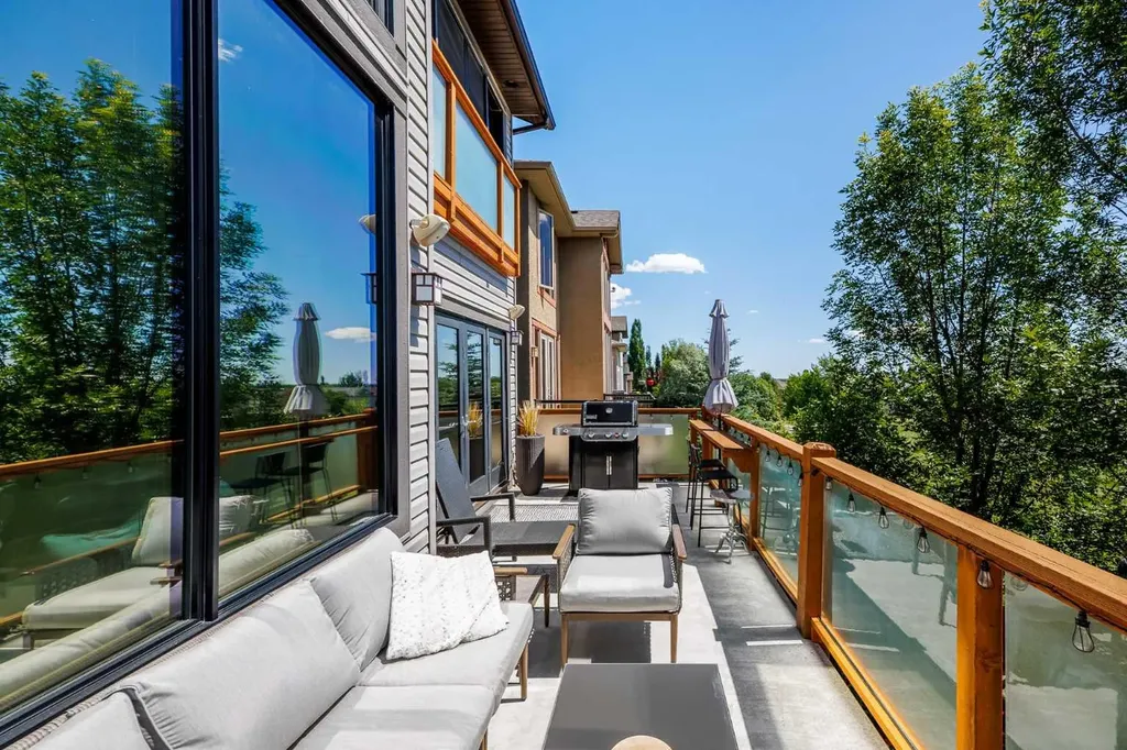 156 Everoak Close SW Calgary AB T2Y 0C2