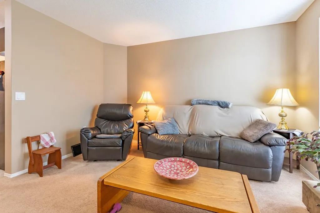 113 Somerset Lane SE Medicine Hat AB T1B0E8