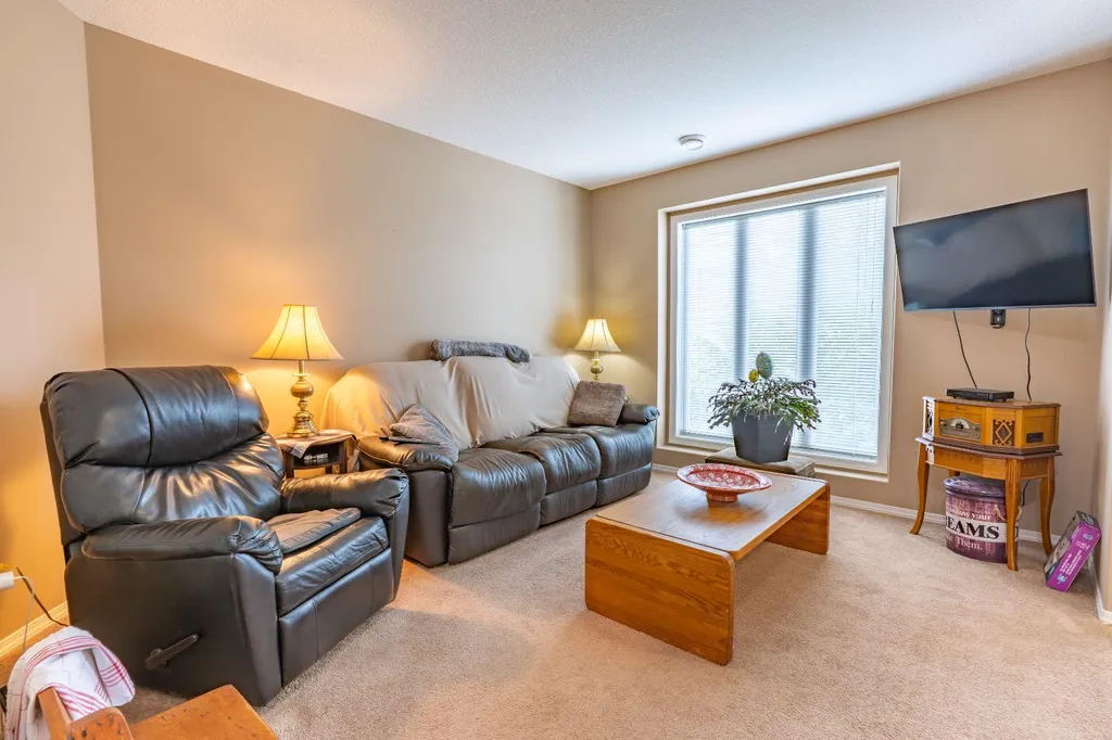 113 Somerset Lane SE Medicine Hat AB T1B0E8
