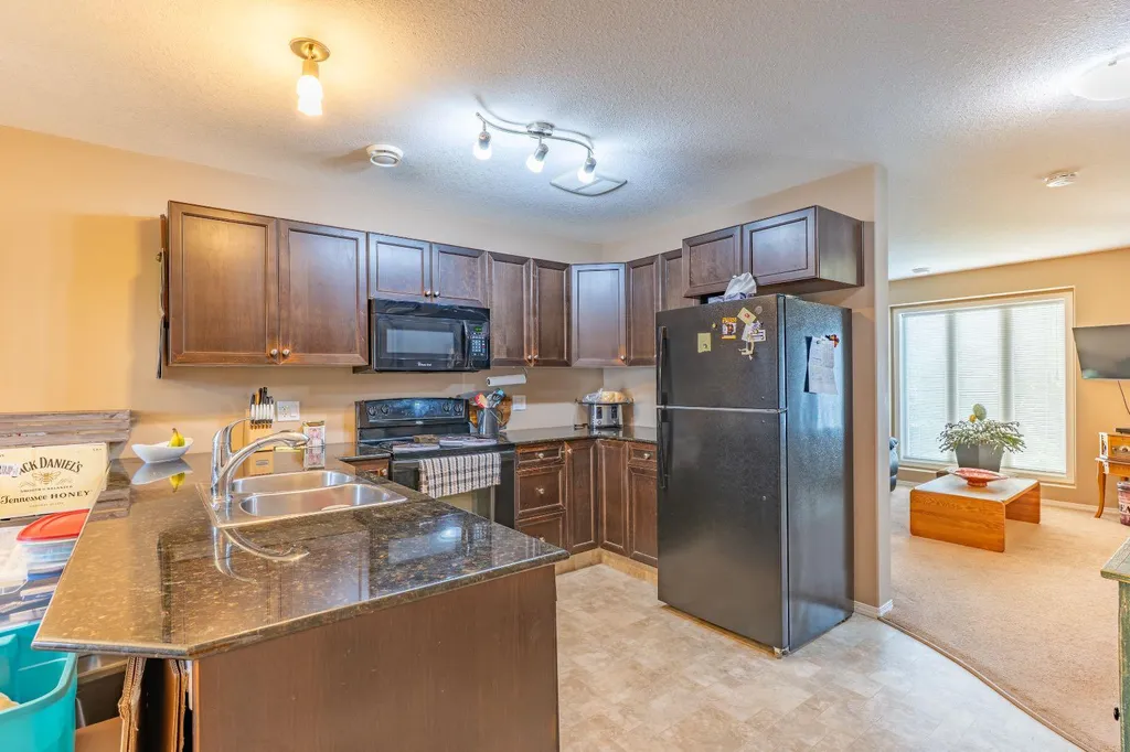 113 Somerset Lane SE Medicine Hat AB T1B0E8