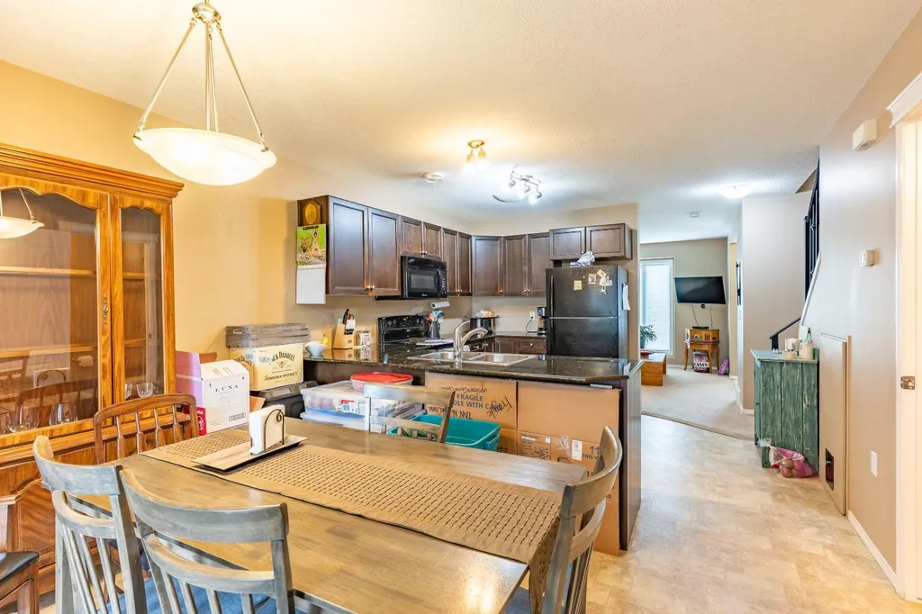 113 Somerset Lane SE Medicine Hat AB T1B0E8