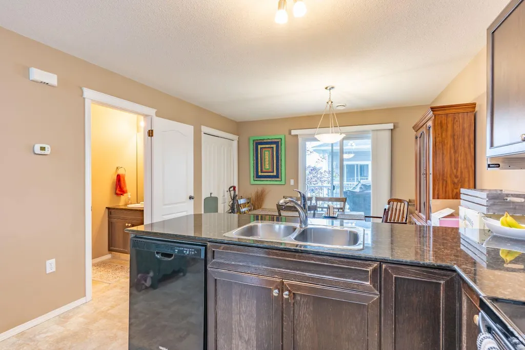 113 Somerset Lane SE Medicine Hat AB T1B0E8