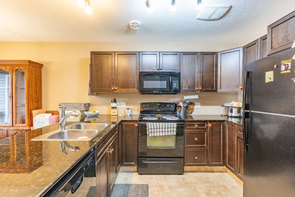 113 Somerset Lane SE Medicine Hat AB T1B0E8