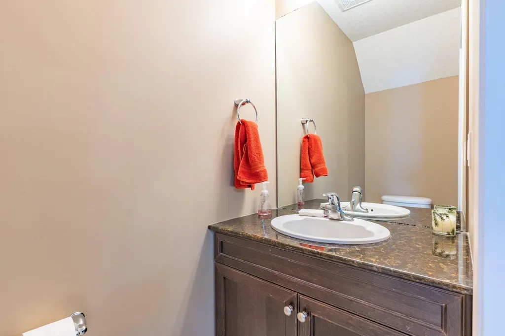 113 Somerset Lane SE Medicine Hat AB T1B0E8