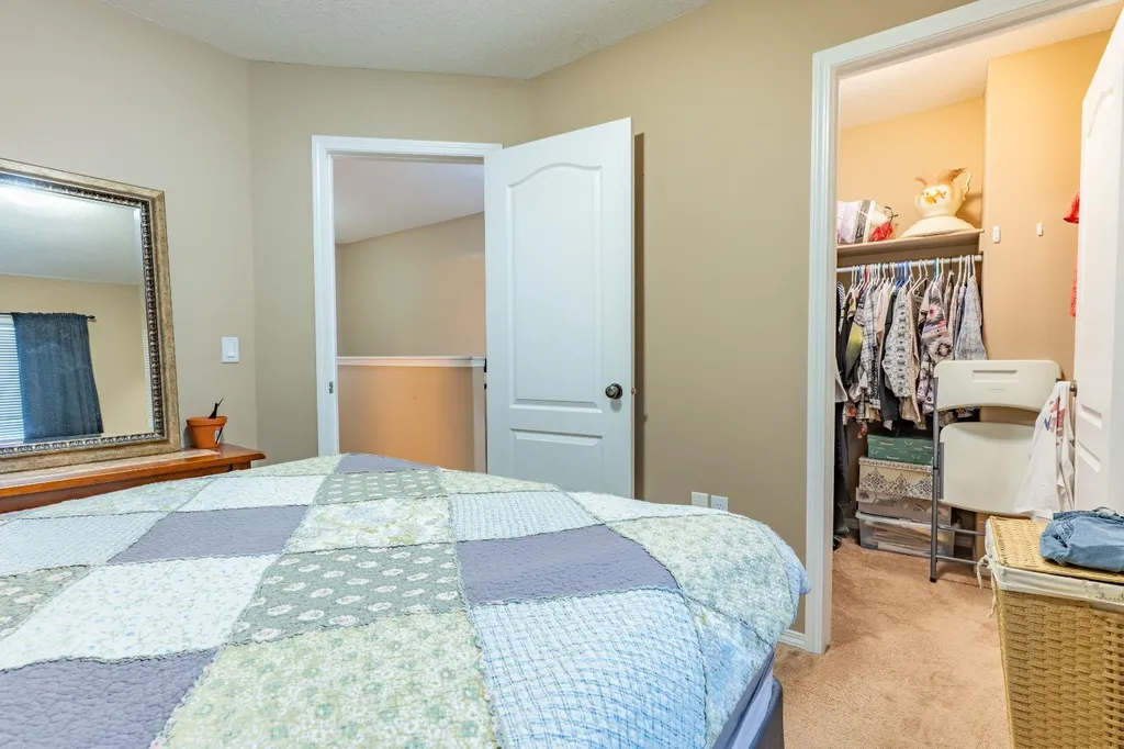 113 Somerset Lane SE Medicine Hat AB T1B0E8