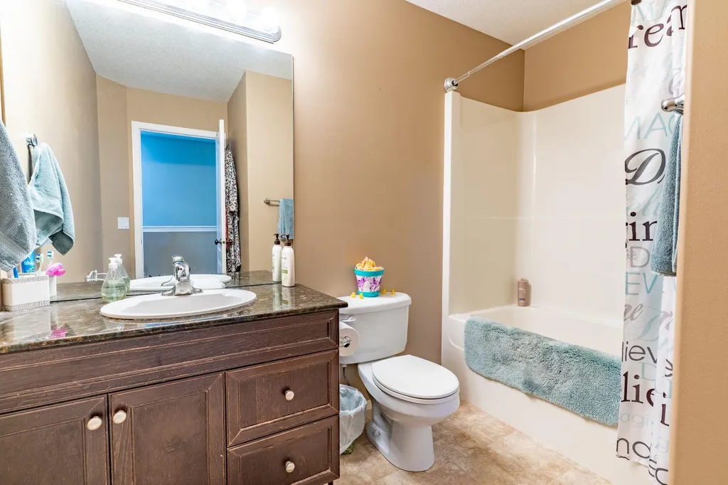 113 Somerset Lane SE Medicine Hat AB T1B0E8