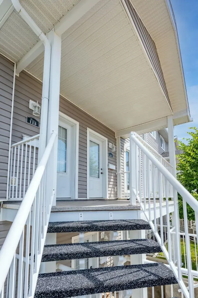 113 Somerset Lane SE Medicine Hat AB T1B0E8