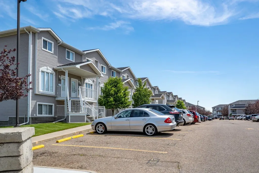 113 Somerset Lane SE Medicine Hat AB T1B0E8